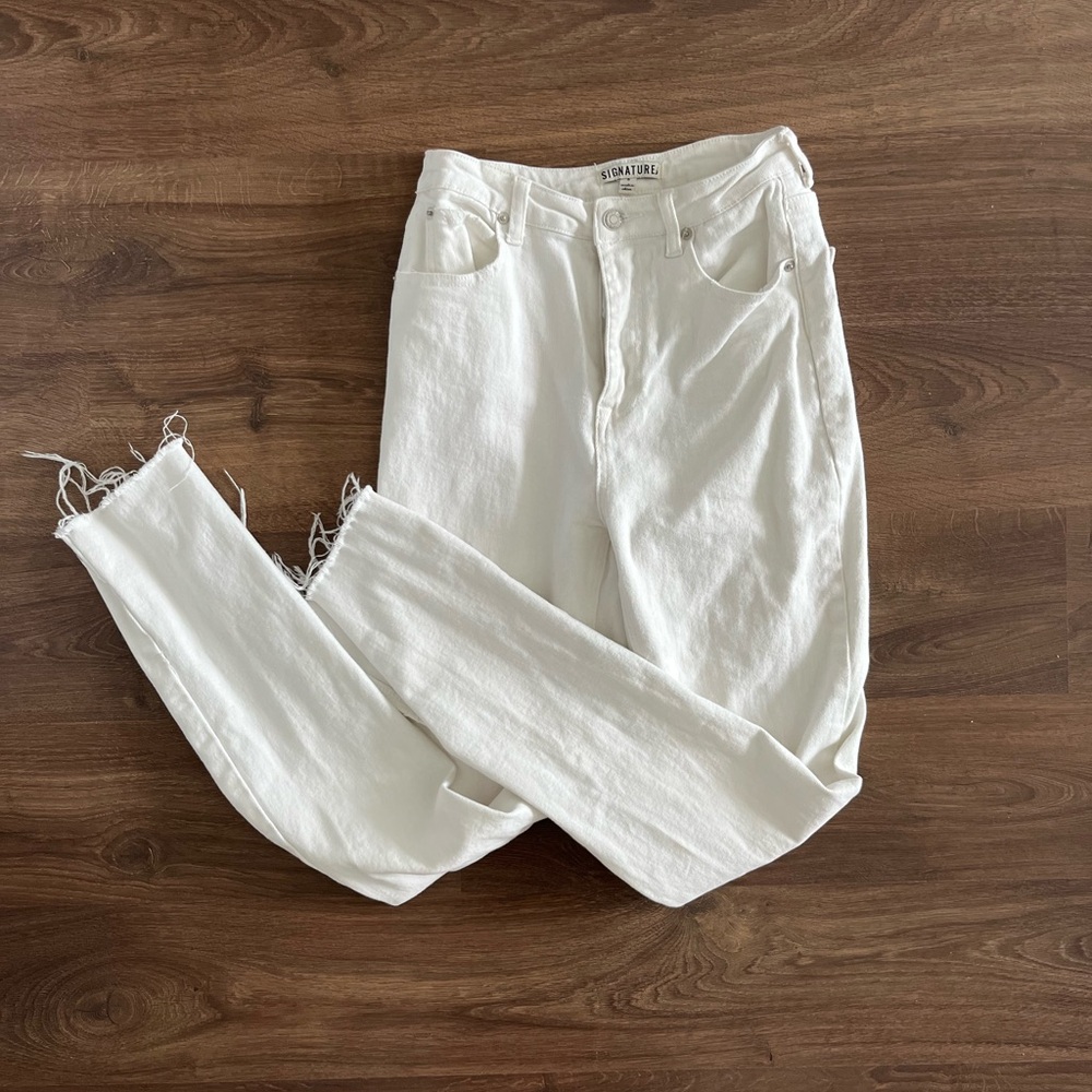 Levi’s Signature White Straight Leg Jeans Size S Raw Hem
